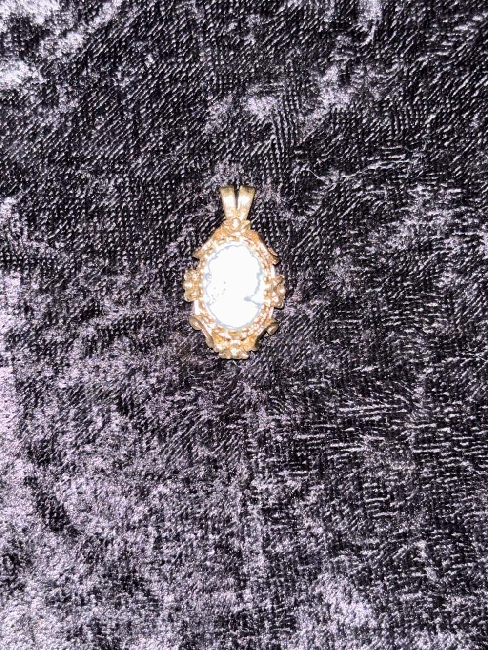 Vintage Gold Tone Blue Cameo Pendant